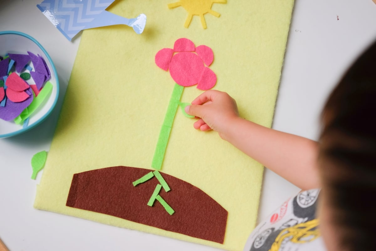 Invitation to create a flower using felt shapes cut outs