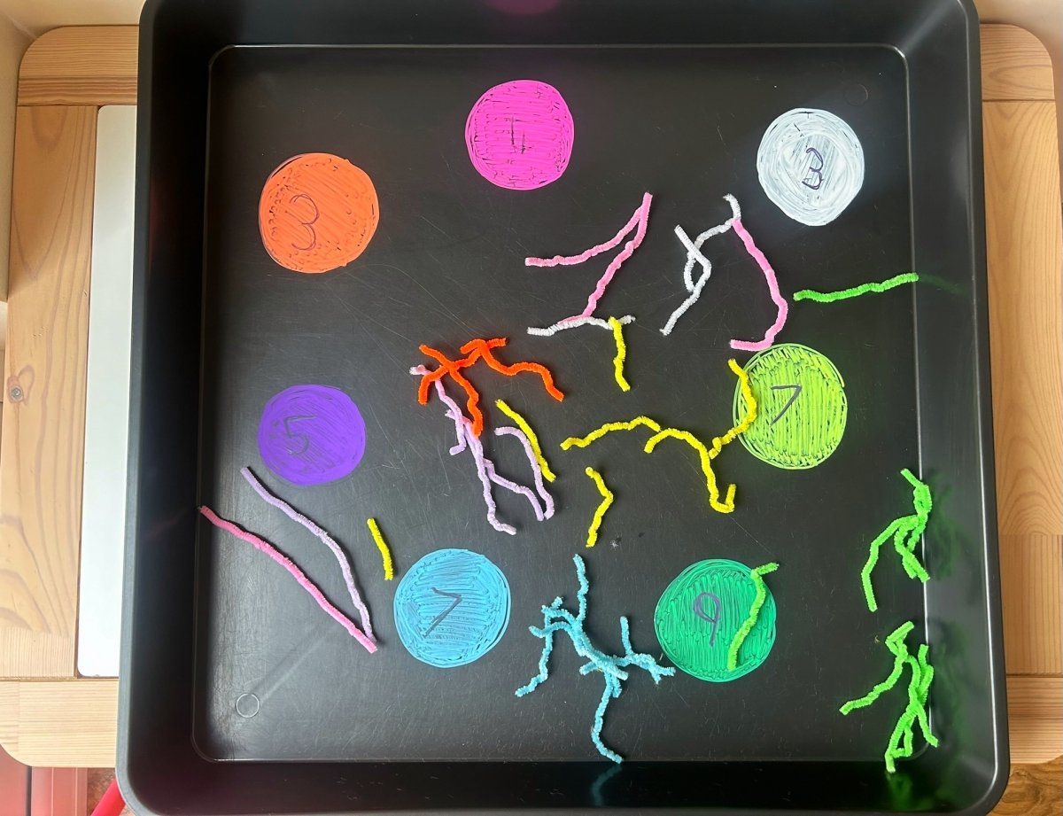 sort the pipe cleaners according to colour, count them and look for the shortest and longest